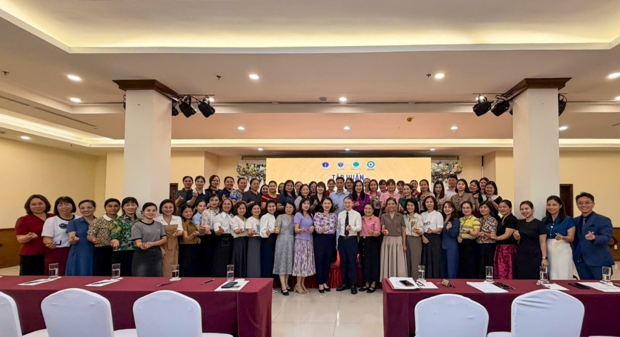 Các học viên chụp ảnh lưu niệm